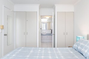 2 bedrooms, iron/ironing board, bed sheets