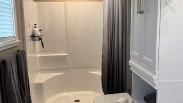 Douche, sĂšche-cheveux, bidet, serviettes fournies