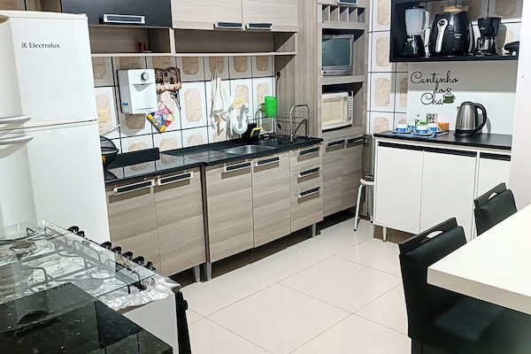 ثلاجة، ميكروويف، موقد طهي مسطح، غلّاية كهربائية