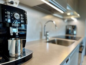 ثلاجة، ميكروويف، فرن، موقد طهي مسطح