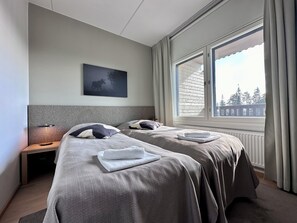 2 عدّة غرف نوم ومكواة/لوح كي وواي فاي مجانًا وملاءات أسرّة