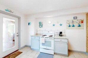 Fridge, microwave, oven, stovetop - Salty Lime! Waterfront in Rockport! (Rockport)