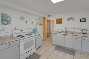 Coffee/tea maker, cookware/dishes/utensils - Salty Lime, Cozy canal-front cottage with water views & laid-back coastal charm (Rockport)