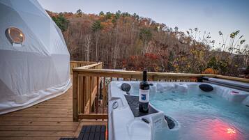 Tina de hidromasaje al aire libre