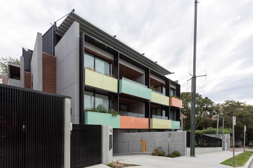 Stylish 2-bed Apartment With BBQ Patio Near Beach