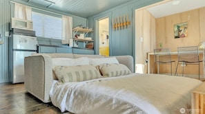 Travel crib, free WiFi, bed sheets - Remodeled | Downtown Long Beach (The Nest) (Long Beach)