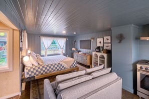 Travel crib, free WiFi, bed sheets