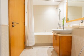 Douche, sèche-cheveux, bidet, serviettes fournies