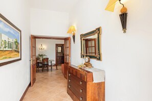 Interior - Refugio del Volcán by Tropical Host (Uga)