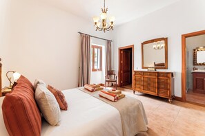 5 bedrooms, desk, iron/ironing board, WiFi