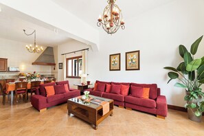Interior - Refugio del Volcán by Tropical Host (Uga)