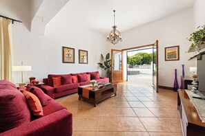 Een smart-tv en boeken