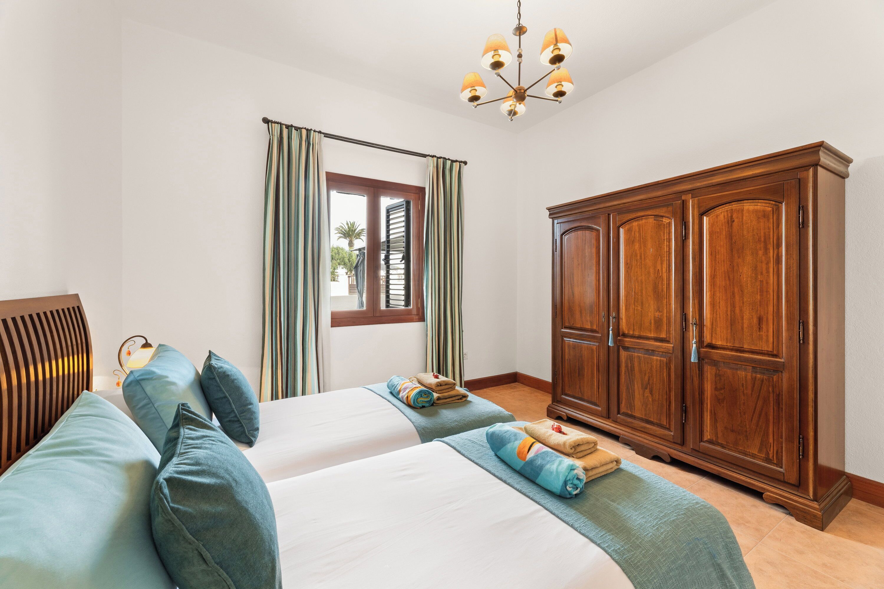 5 bedrooms, desk, iron/ironing board, WiFi