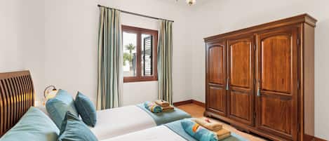 5 bedrooms, desk, iron/ironing board, WiFi
