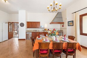 Dining - Refugio del Volcán by Tropical Host (Uga)