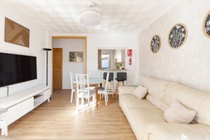 TV - Holiday Home 'La historia de la Casa de los Gatos' with Private Terrace and Wi-Fi (Los Alcázares)