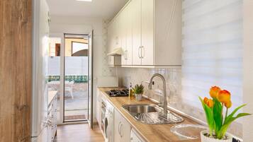 Een koelkast, een microgolfoven, een oven, een kookplaat