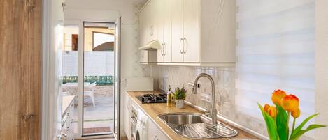 Een koelkast, een microgolfoven, een oven, een kookplaat