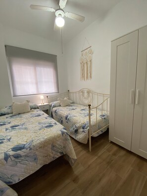 Silitysrauta/-lauta, Wi-Fi, vuodevaatteet