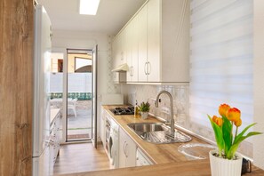 Fridge, microwave, oven, stovetop - Holiday Home 'La historia de la Casa de los Gatos' with Private Terrace and Wi-Fi (Los Alcázares)