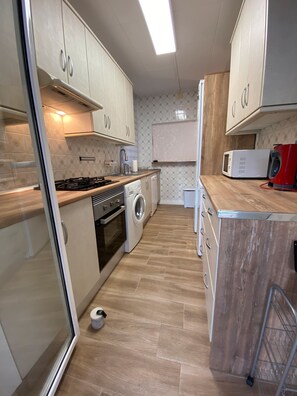 Jääkaappi, mikroaaltouuni, uuni, liesi