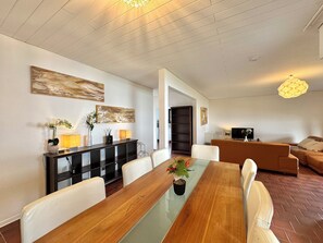 Villa Comfort - utsikt mot trädgården | Vardagsrum