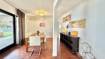 Comfort-Villa, Gartenblick | Wohnbereich