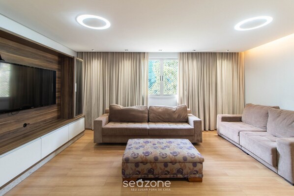 Huoneisto | Oleskelualue | 32–tuumainen äly-TV, jossa digitaalikanavat