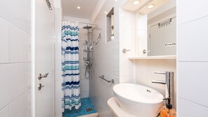 Dusche, Haartrockner, Handtücher