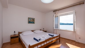 Tabla de planchar con plancha, wifi gratis y ropa de cama 