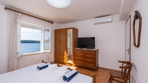 Tabla de planchar con plancha, wifi gratis, ropa de cama