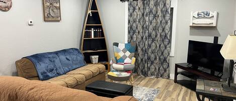 Smart-TV, DVD-spiller, bøker og filmbibliotek