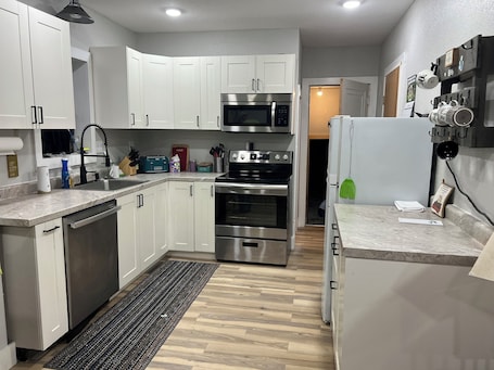 Fridge, microwave, oven, stovetop. Cozy 1-bedroom house in Hettinger!