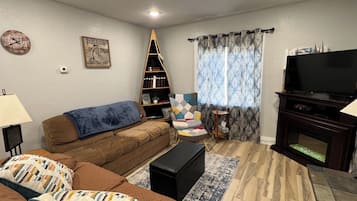 Smart-tv, dvd-afspiller, bøger, videobibliotek