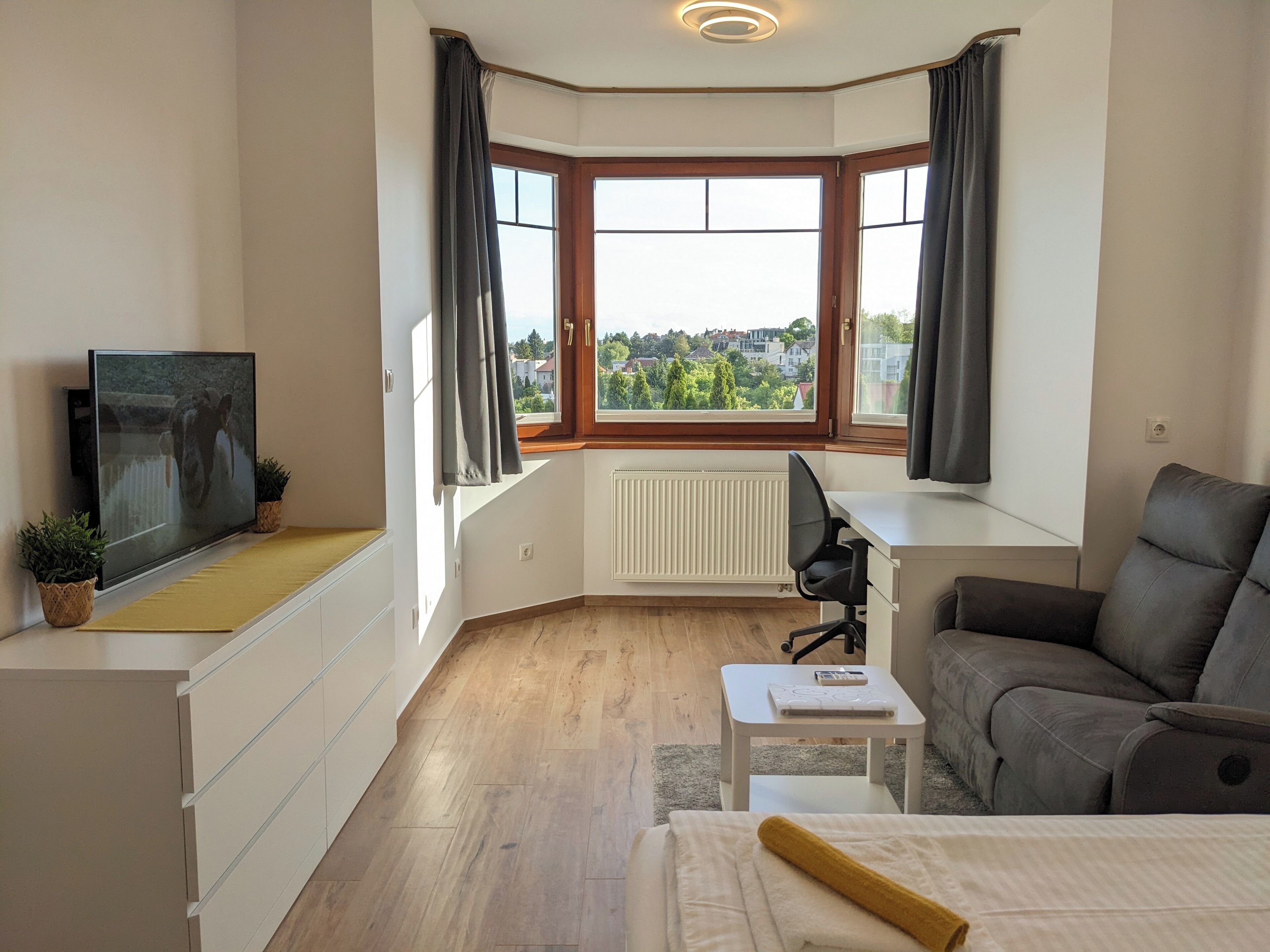 Appartement Panoramique, balcon, vue ville | Literie hypoallergénique, rideaux occultants, fer et planche à repasser