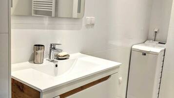 Appartement, balcon, vue ville | Salle de bain | Chaussons