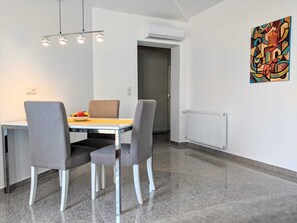 Apartament, balcó, vistes a la ciutat | Zona de menjador de l'habitació