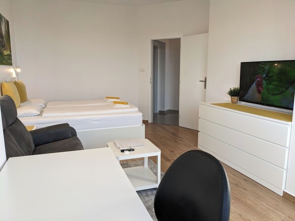 Apartament panoràmic, balcó, vistes a la ciutat | Cortines opaques, planxa i posts de planxar i wifi gratuïta