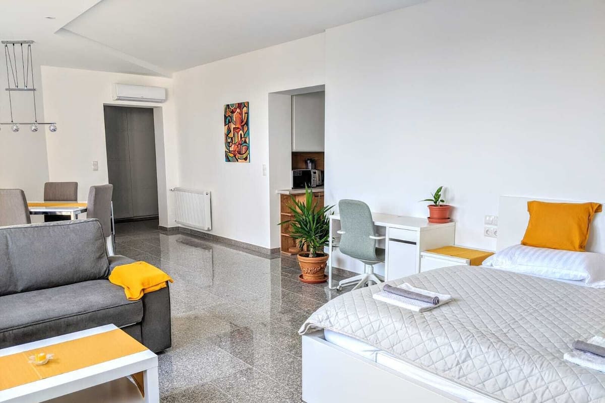 Premium appartement, balkon, uitzicht op de stad | Hypoallergeen beddengoed, verduisterende gordijnen