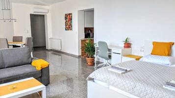 Appartement, balcon, vue ville | Rideaux occultants, fer et planche à repasser, Wi-Fi gratuit