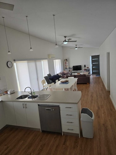 Harry's Place: 3  BR, 2  BA House in Lancelin, Sleeps 8