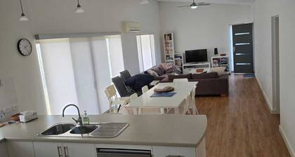 Harry's Place: 3 BR, 2 BA House in Lancelin, Sleeps 8