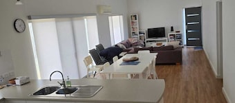 Harry's Place: 3 BR, 2 BA House in Lancelin, Sleeps 8