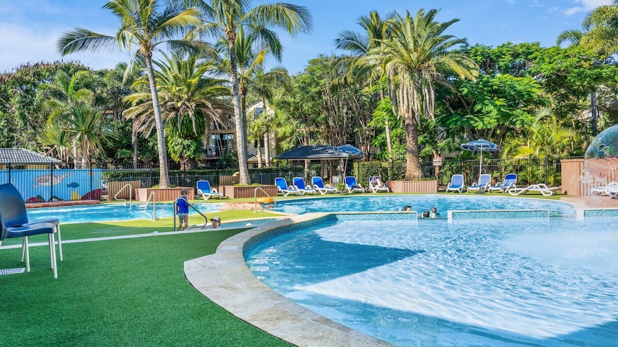 2-bed Family Haven With Pools, BBQ & Playgrounds