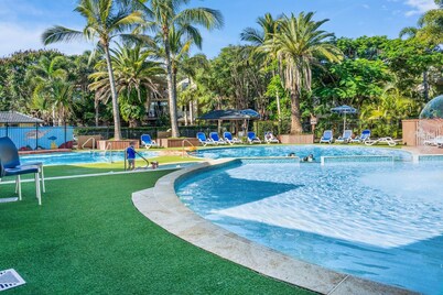 2-bed Family Haven With Pools, BBQ & Playgrounds