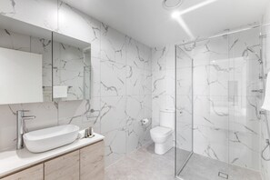 Appartement | Salle de bain | Séchoir à cheveux, serviettes fournies, savon, shampooing