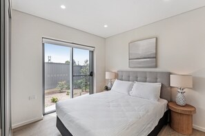 3 bedrooms, laptop workspace, iron/ironing board, bed sheets