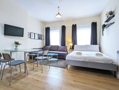 Discover our elegant, recently refurbished studio in Anfield, offering complimentary parking and located near the iconic Anfield Stadium.