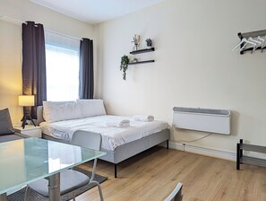1 slaapkamer, een bureau, een strijkplank/strijkijzer, gratis wifi