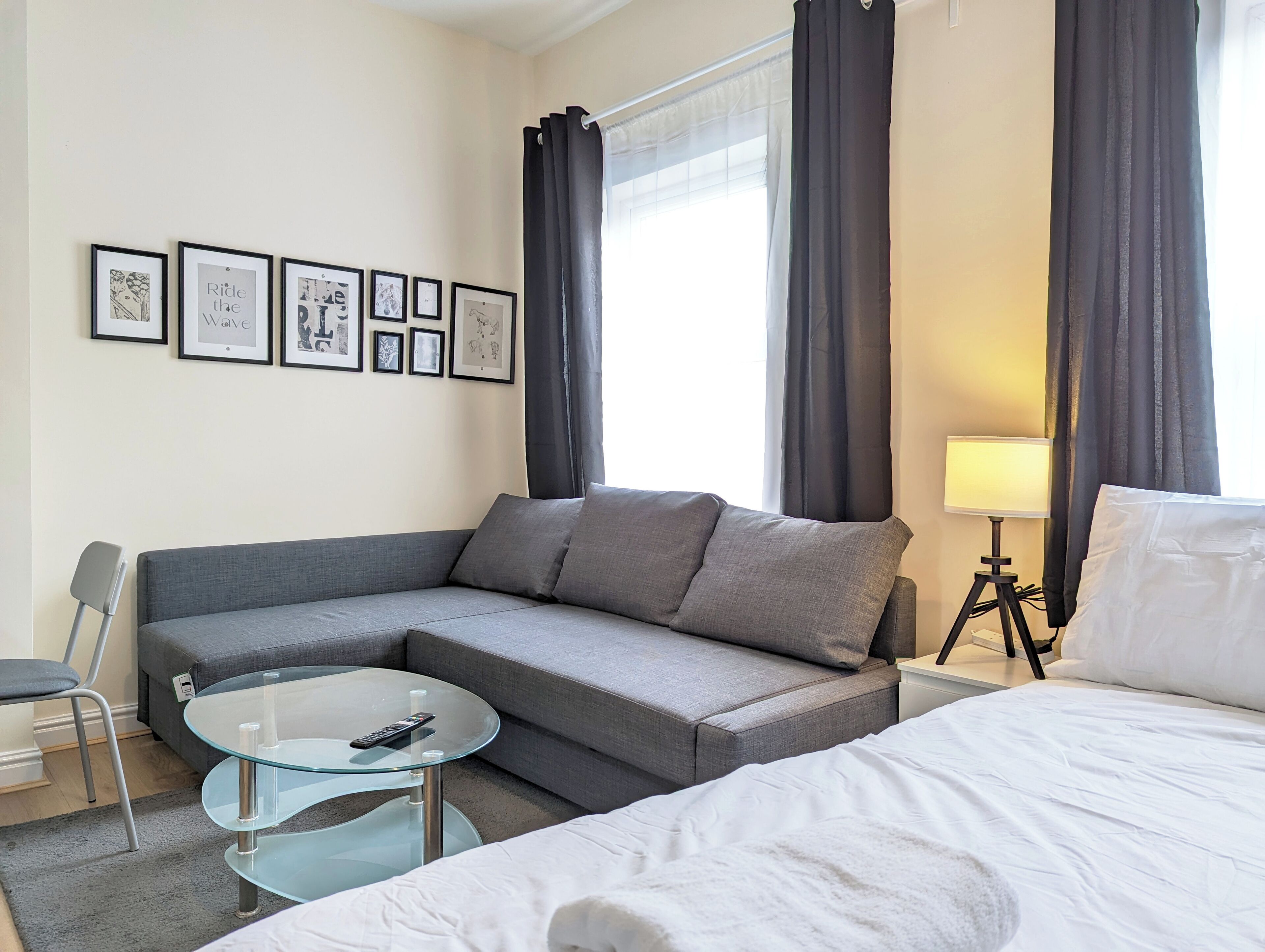 1 soverom, skrivebord, strykejern/-brett og wi-fi (inkludert)